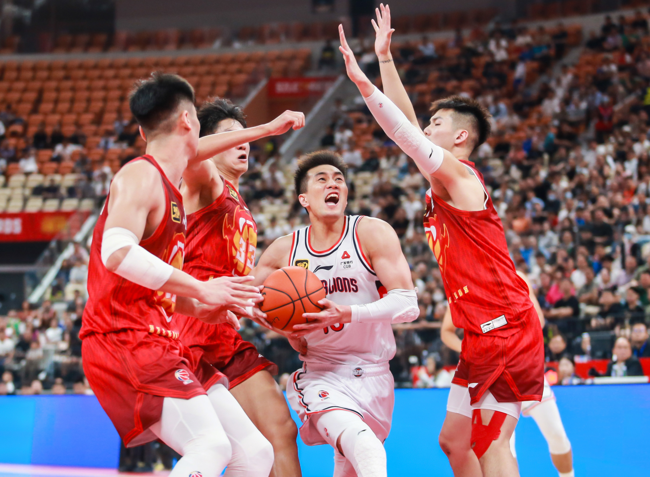 kaiyun开云-中超今夜走向成谜，广州队遗憾出局，目标明确，身体对抗强度拉满